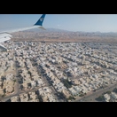 Hinter dem Küstenstreifen erheben sich Berge